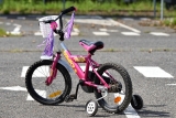 Speelplezier naast de fiets