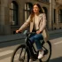 Stijlvol, waterdicht en ademend: de ideale regenjas voor dames op de fiets