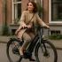 Stijlvol, waterdicht en ademend: de ideale regenjas voor dames op de fiets